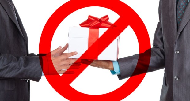 Российским врачам и учителям решили запретить получать подарки по праздникам