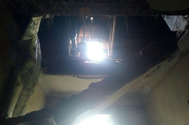 В Александровске семья два месяца живёт в квартире с рухнувшим потолком