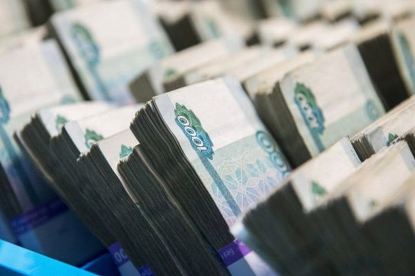 Долги до 100 тыс. рублей будут удерживать из зарплаты