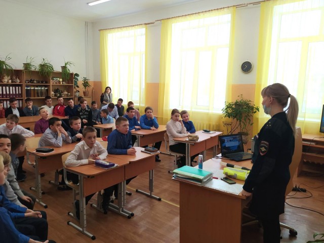 Полицейские Александровска провели профилактические беседы в МКОУ «ЯСОШИ» поселка Яйва
