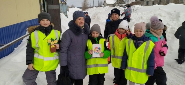 ​В преддверии 8 Марта в поселке Всеволодо-Вильва поздравили женщин-пешеходов