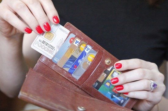До 1 июля можно использовать банковские карты с истекшим сроком действия