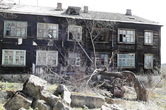 Почему в Александровске люди живут в полуразрушенном доме?