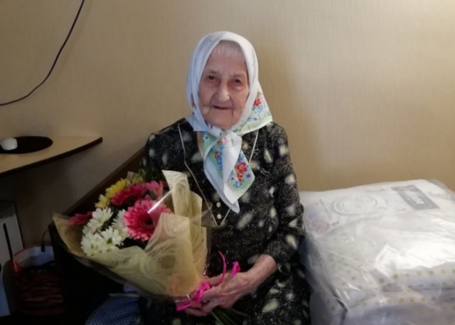 Жителям Пермского края на 100-летний юбилей подарят одеяло и подушку
