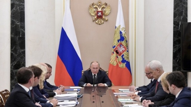 Путин поручил «не допустить фокусов» с доплатами врачам