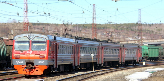 Пассажирские и пригородные поезда переходят с московского на местное время