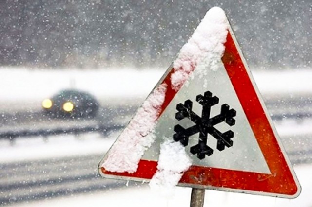 Сотрудники Госавтоинспекции Александровска предупреждают водителей об ухудшении погодных условий