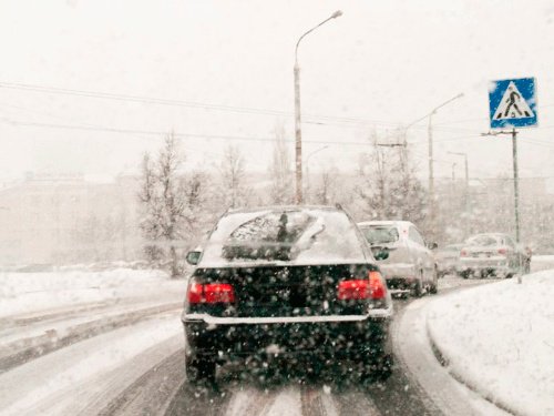 Водителей просят быть внимательнее на дорогах из-за неблагоприятных погодных условий