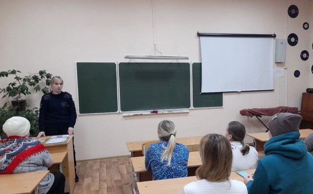 ​Сотрудники Госавтоинспекции посетили родительское собрание в МБОУ "СОШ №6"