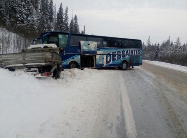 Автобус, следовавший по маршруту "Александровск - Пермь", попал в ДТП