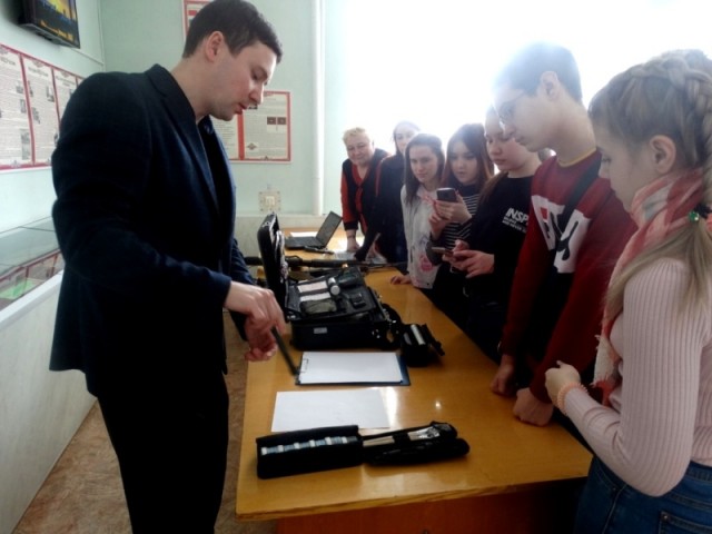 В Александровске правоохранители провели экскурсию по отделу полиции для школьников