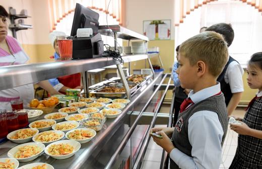В гимназии и двух детских садах Александровска еду готовили люди без медосмотра