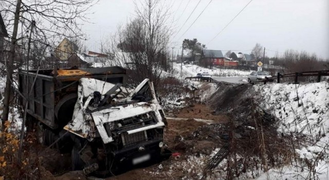 В Александровске водитель самосвала погиб из-за опрокидывания в кювет