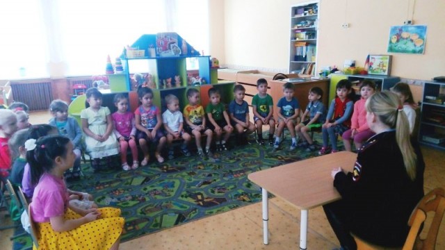 ​Госавтоинспекторы Александровска посетили воспитанников одного из местных детских садов