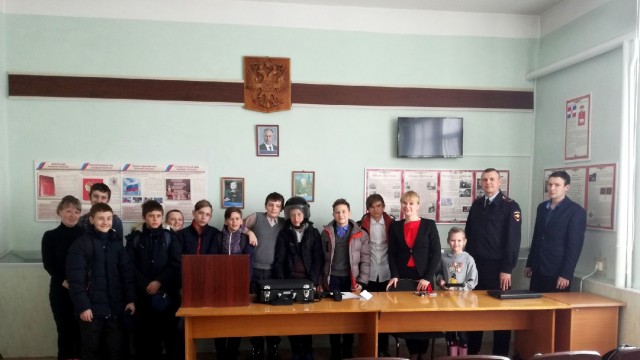 ​Полицейские Александровска познакомили школьников со своей профессией