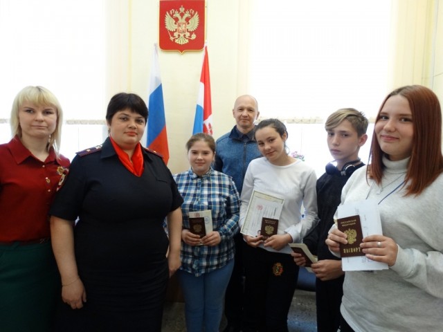 В Александровске полицейские и общественники вручили юношам и девушкам первые паспорта